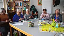 Konzentriet sind die „Wollmäuse“ des Awo-Ortsvereins Wutöschingen bei ihren gemütlichen Treffen bei Kaffee und Kuchen. Im Bild von ...