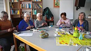 Konzentriet sind die „Wollmäuse“ des Awo-Ortsvereins Wutöschingen bei ihren gemütlichen Treffen bei Kaffee und Kuchen. Im Bild von ...