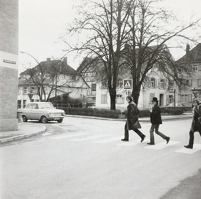 Nicht die Beatles und nicht die Abbey Road: Michael Gava, Wolfgang Rid und Winfried Thum (von links) laufen auf dem Zebrastreifen über ...