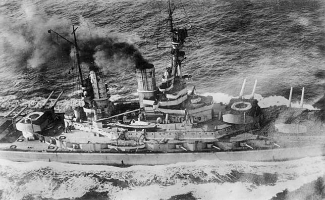 Das Linienschiff "SMS Baden" unter Dampf: Es wurde 1913 in Dienst gestellt, musste nach Kriegsende an England ausgeliefert werden und ...