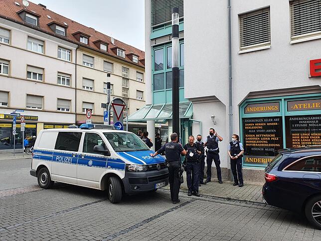 Die Polizei in der Singener Innenstadt kurz nach der Massenschlägerei.