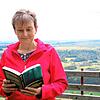 Autorin Sonja Kindler mit ihrem neuesten Buch auf dem Eichberg. Der Wunsch, ihre Geschichten auch in der Hand halten zu können, ...