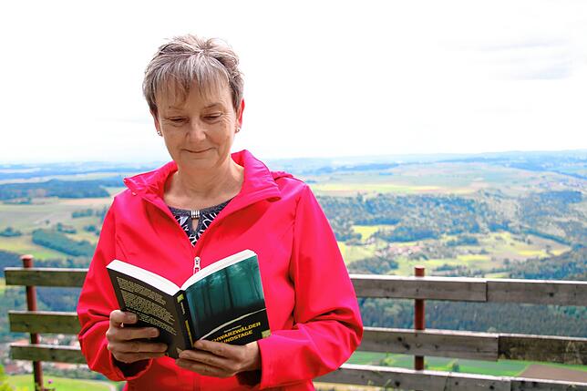 Autorin Sonja Kindler mit ihrem neuesten Buch auf dem Eichberg. Der Wunsch, ihre Geschichten auch in der Hand halten zu können, ...