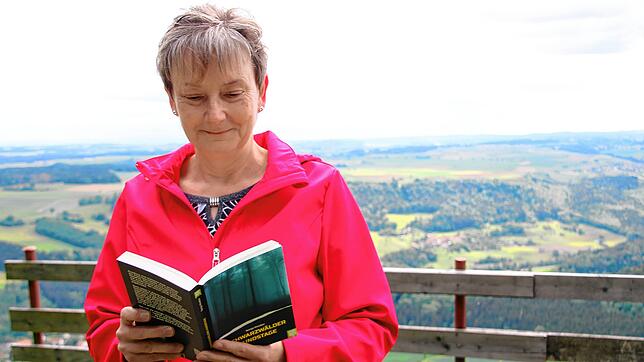 Autorin Sonja Kindler mit ihrem neuesten Buch auf dem Eichberg. Der Wunsch, ihre Geschichten auch in der Hand halten zu können, ...