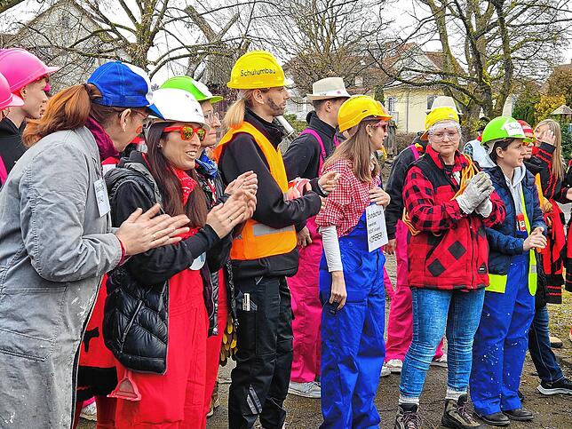 Bild 15: Schmotziger Dunschtig: Die Narren ziehen in Immenstaad durch die Straßen