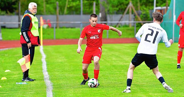 Der kann was am Ball: Das scheint Betreuer Freddy Götz (links) von der SG FC Wehr/Brennet, als er Patrice Glaser (Mitte) vom TuS Binzen ...