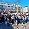 Bereits ab 11 Uhr standen die Menschen für den 1-Cent-Döner im „Haus des Döners“ an. Laut der Betreiber wurden 250-Kilogramm Fleisch im ...