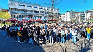 Bereits ab 11 Uhr standen die Menschen für den 1-Cent-Döner im „Haus des Döners“ an. Laut der Betreiber wurden 250-Kilogramm Fleisch im ...