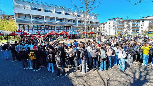 Bereits ab 11 Uhr standen die Menschen für den 1-Cent-Döner im „Haus des Döners“ an. Laut der Betreiber wurden 250-Kilogramm Fleisch im ...