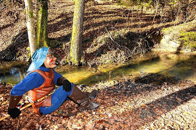 Und plötzlich sitzt ein Fischbacher Bächlefischer regungslos im Wald &ndash; aber nur schienbar.