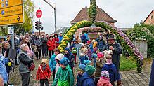 Viele Kinder und Erwachsene waren zur Eröffnung des Osterbrunnens gekommen.