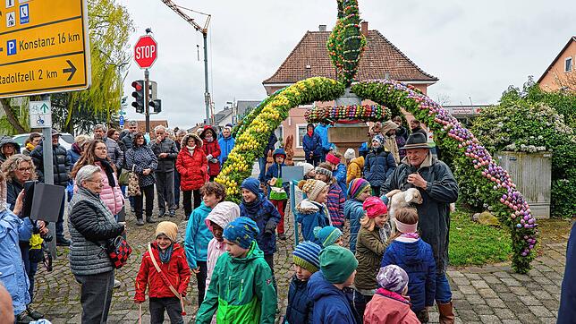Viele Kinder und Erwachsene waren zur Eröffnung des Osterbrunnens gekommen.