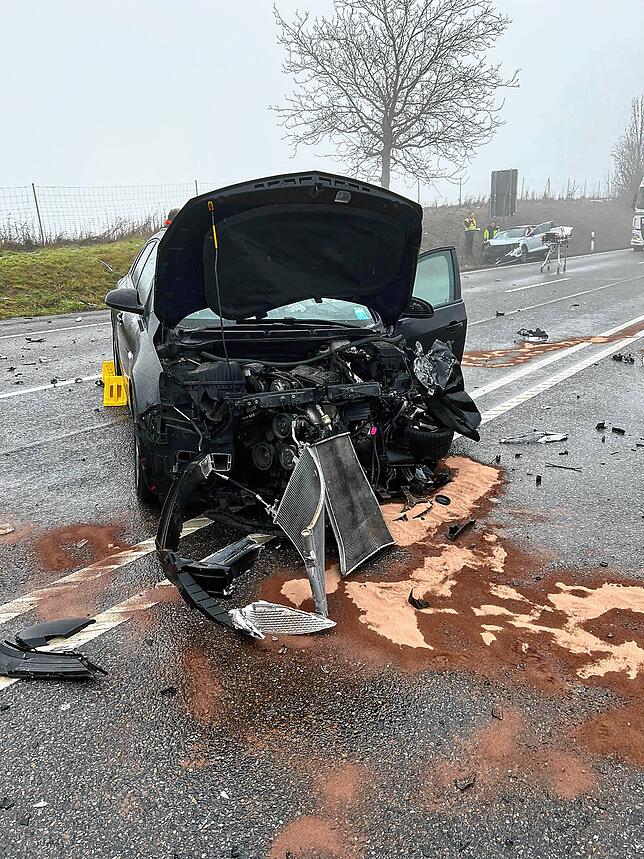 Im Vordergrund ist eines der Autos, an der Böschung rechts im Hintergrund das andere.