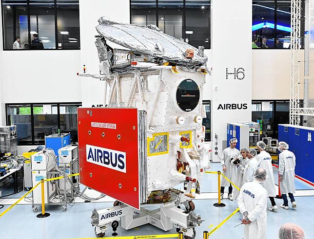 Der Satellit im Lagerzustand im Reinraum bei Airbus in Immenstaad. 4,2 Meter misst er dann. Aufgeklappt vervierfacht sich seine Länge ...