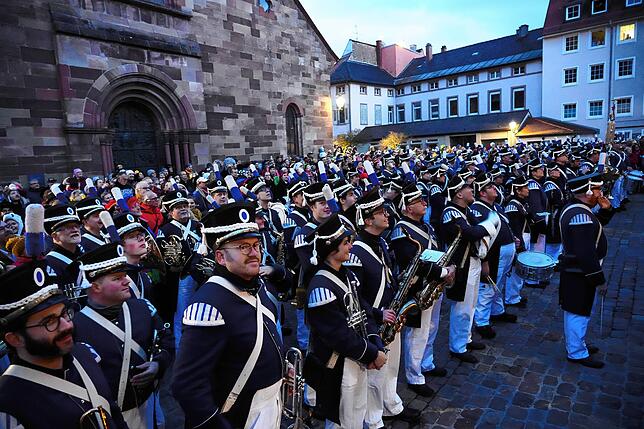 Bild 2: Fasnet Villingen: Die Narren holen sich ihren Rathausschlüssel vom OB