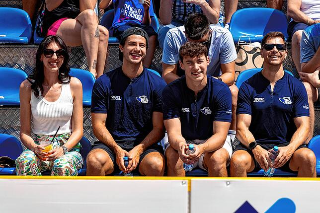 Die Spieler der Schwenninger Wild Wings haben viel Spaß als Zuschauer beim Beach-Volleyball auf dem Muslenplatz.