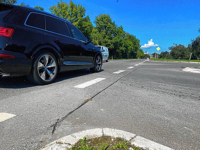 Hier zwischen Engen und Welschingen – bei der Abfahrt nach Neuhausen – ist es am Freitagabend zu einem schweren Unfall gekommen.