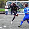 Mit 1:0 entschied der FC Pfaffenweiler das Landesliga-Spitzenspiel auf der Mettnau für sich. Das Bild zeigt Gästestürmer Jallow Saja ...