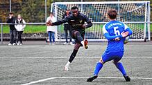 Mit 1:0 entschied der FC Pfaffenweiler das Landesliga-Spitzenspiel auf der Mettnau für sich. Das Bild zeigt Gästestürmer Jallow Saja ...