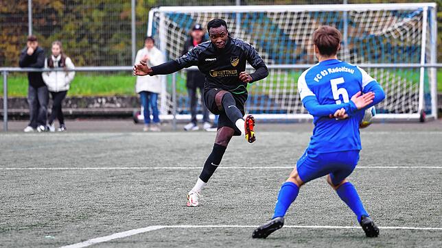 Mit 1:0 entschied der FC Pfaffenweiler das Landesliga-Spitzenspiel auf der Mettnau für sich. Das Bild zeigt Gästestürmer Jallow Saja ...
