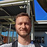 SÜDKURIER-Reporter Nico Talenta vor einem der Eingänge auf das Flughafen-Areal.