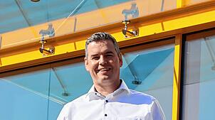 Unternehmer Martin Weißer vor dem  Firmensitz in Mönchweiler.