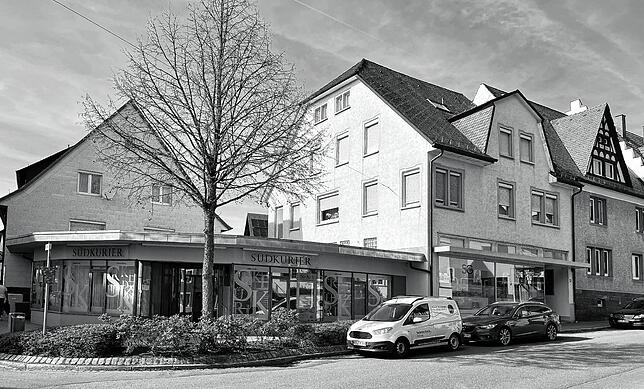 Knapp 70 Jahre später steht das alte Gasthaus Traube nicht mehr – dafür steht statt einem Gartenzaun nun die Glaswand des SÜDKURIER an ...