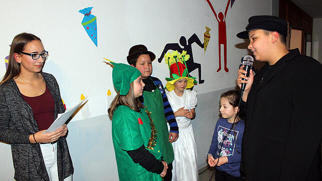 Praktikantin Nina Merz (von links) führt mit den Weiherdammschülern Ayleen, Lukas, Franziska, Leonie und Muhairem ein Weihnachtsspiel auf.