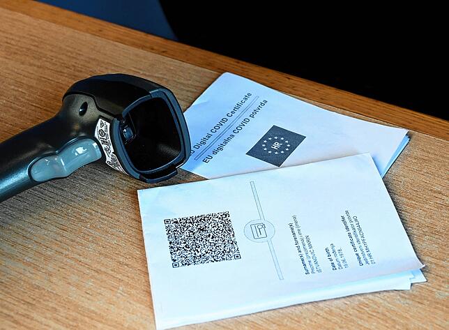 So oder so ähnlich sieht ein QR-Code aus, der die verschlüsselten Daten des persönlichen Impfstatuts enthält. Diesen scannt man mittels ...