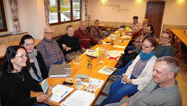 Die erste Escape-Tour im Bodenseekreis hat sich Barbara Raeder (links) ausgedacht und ausgearbeitet. Sie stellte sie dem Touristischen ...