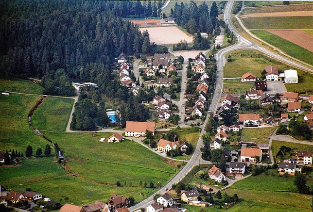 VS-Tannheim im Jahr 1992 von oben fotografiert. Links zwischen den Bäumen ist das Freibad zu erkennen. Hinten im Wald liegen Tennisplatz ...