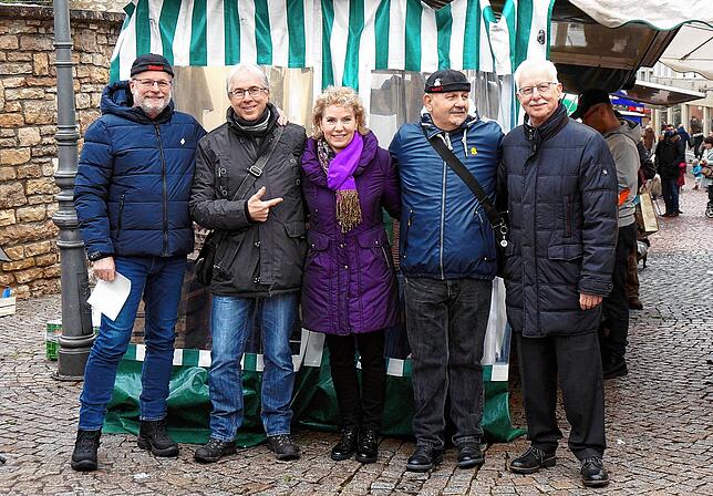 Die hart Bestrafte zeigt Großmut und posiert sogar mit dem Narrengericht, von links: Narrenrichter Klaus-Dieter Ritz, Oberscharfrichter ...