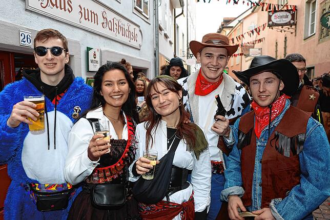 Bild 28: Buntes Treiben in den Gassen &ndash; Narren erobern bei der Straßenfastnacht die Stadt