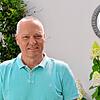 OB-Kandidat Frank Schmid in seinem Garten in Friedrichshafen.