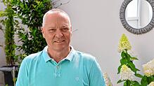OB-Kandidat Frank Schmid in seinem Garten in Friedrichshafen.