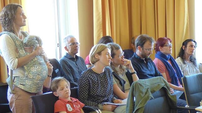 Einige Eltern verfolgten die Diskussion im Gemeinderat um die Änderung an der Betreuungsform an der Jakob-Gretser-Grundschule. Bild: ...