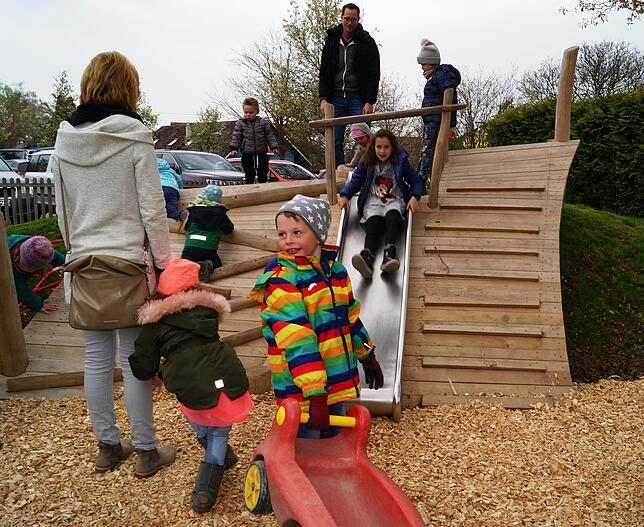 Rutschen, toben und spielen auf dem neuen Spielplatz.
