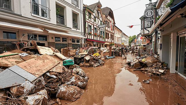 Das Unwetter in der Nacht zum Donnerstag hat in Ahrweiler in Rheinland-Pfalz große Schäden angerichtet und Häuser zerstört. Auch ein ...