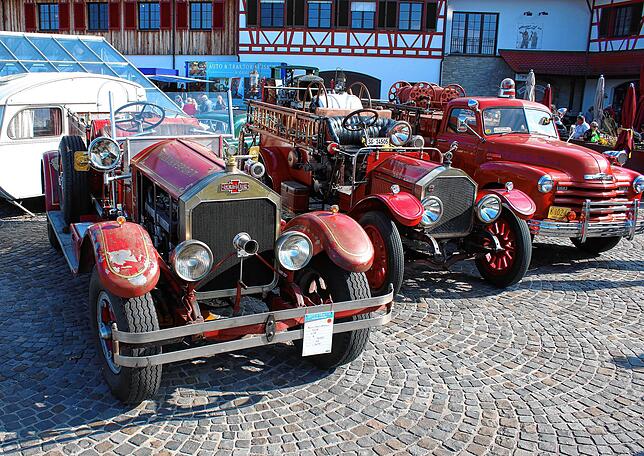 Historische Feuerwehrfahrzeuge unter sich: links ist ein AmericanLafrance aus dem Jahre 1928 zu sehen, der in den USA gebaut wurde. Mit ...