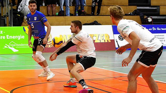 Die Annahme halten (Libero Lars Hammer, von links, Jan Jalowietzki und Jonas Hoffmann) muss Mimmenhausen.