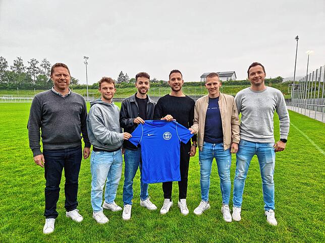 HFV-Sportvorstand Lars Kohler (erster von links) mit den vier Neuzugängen Luis Hugger, Korab Vokshi, Tobias Münch, Andreas Schafhäutle ...