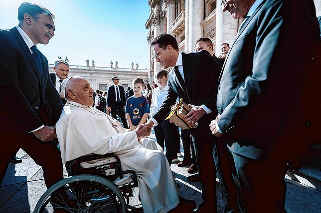 Manuel Hagel beim Papst. Der darf jetzt Hölderlin lesen, Hagel schenkte ihm eine Ausgabe.