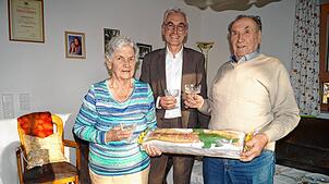 Ehefrau Irmgard Wiedmann und Bürgermeister Jürgen Stukle stoßen gemeinsam mit Jubilar Alois Wiedmann (rechts) auf seinen 90.¦Geburtstag ...