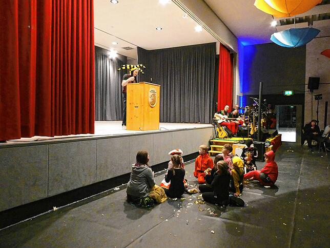 Bild 6: Bunter Abend in Berau