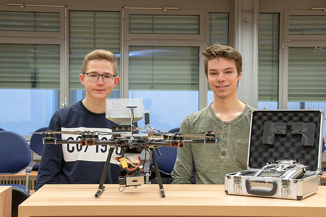 Sie fliegt, säht und überwacht. Und das nach einem vorprogrammierten Flugplan. Die Drohne von Julian Hilpert (links) und Andreas ...