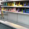 Nicht mehr komisch: Kein Klopapier im Regal wie hier, dafür Feuchttücher, Tempos und Haushaltstücher. So sieht es aktuell in vielen ...
