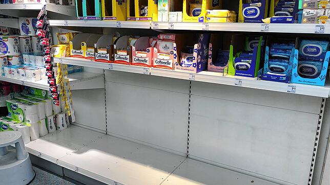 Nicht mehr komisch: Kein Klopapier im Regal wie hier, dafür Feuchttücher, Tempos und Haushaltstücher. So sieht es aktuell in vielen ...