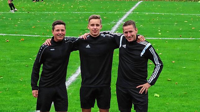 Mit 16 Jahren schon Landesliga-Schiedsrichter! Lukas Stiepermann (Bildmitte) leitete bereits Spiele in Südbadens zweithöchster ...