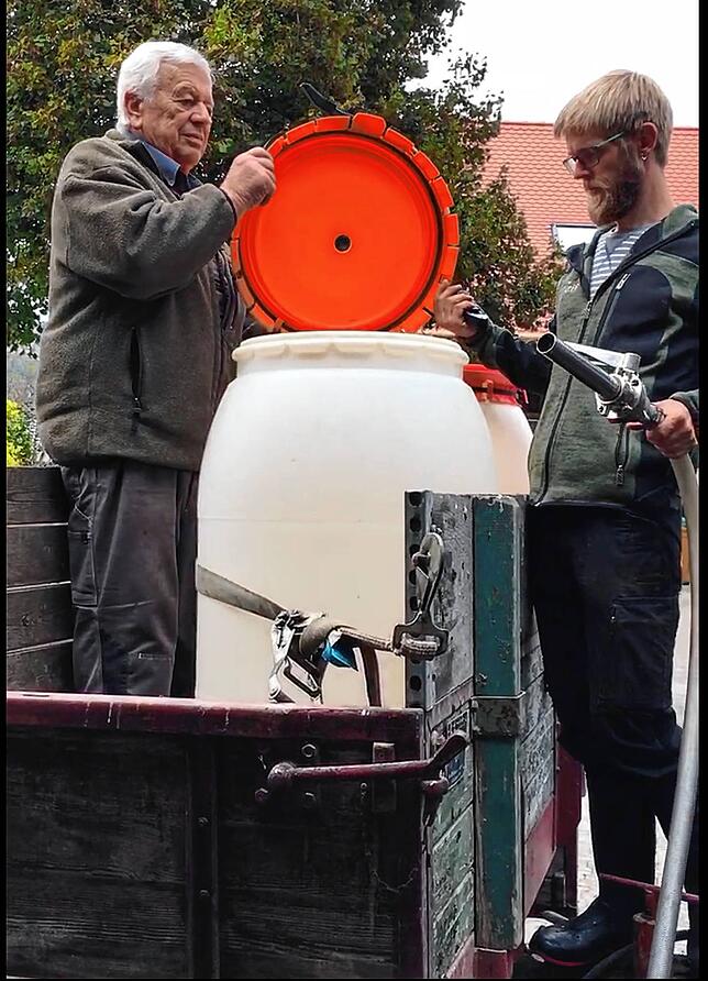 Der Apfelsaft für Landwirt Erwin Columberg ist fertig. Über einen dicken Schlauch wird der frisch gepresste Saft in seine zwei ...