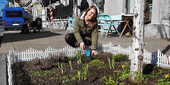 Verena Peter verschönert das Stadtbild in Eigeninitiative. Um den Stadtbaum vor ihrem Café Stadtkind hat sie ein Blumenbeet gestaltet.
